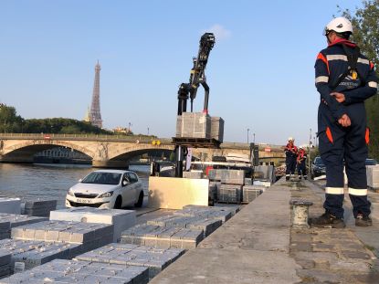 Déchargement sur le port des Champs-Elysées