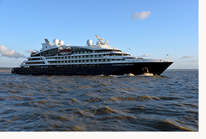 Paquebot de croisière en mer arrivant au Port du Havre